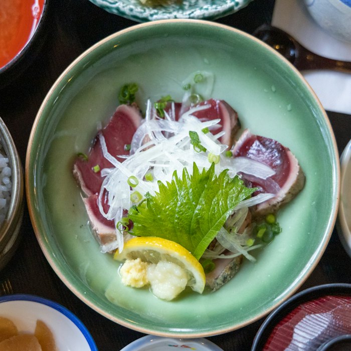 大きな器に盛られた葉野菜のサラダ